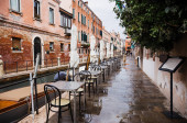 Benátky, Itálie - 24. září 2019: venkovní kavárna s výhledem na kanál a starobylé budovy v Benátkách, Itálie 