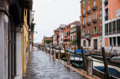 kanál, motorové čluny a starobylé budovy v Benátkách, Itálie 