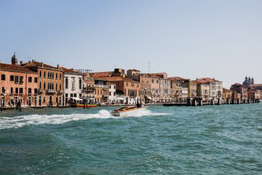 Venedik, İtalya - 24 Eylül 2019: Venedik, İtalya 'da büyük kanalda yüzen motorlu tekne 