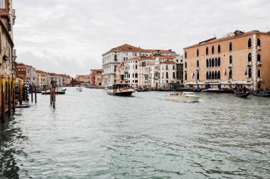 Venedik, İtalya - 24 Eylül 2019: Venedik, İtalya 'da büyük kanalda yüzen turistli motorlu tekneler 