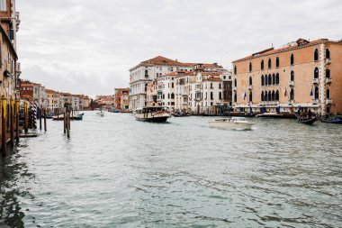 Venedik, İtalya - 24 Eylül 2019: Venedik, İtalya 'da büyük kanalda yüzen turistli motorlu tekneler 