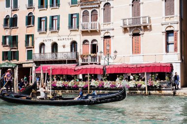 Venedik, İtalya - 24 Eylül 2019: Venedik, İtalya 'da Marconi Oteli yakınlarında yüzen turistlerle gondollar 