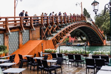 Venedik, İtalya - 24 Eylül 2019: Venedik, İtalya 'daki Accademia Köprüsü' nden kanal arayan insanlar 