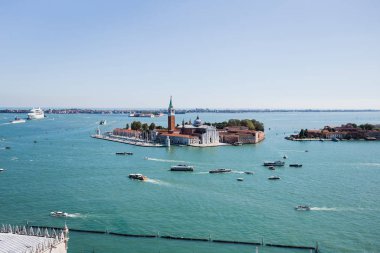 San Giorgio Maggiore adası ve İtalya Venedik 'te nehirde yüzen motorlu tekneler. 