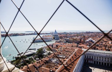 Piazza San Marco 'nun yüksek açılı manzarası, nehir, Santa Maria della Salute kilisesi ve Venedik, İtalya' daki antik binalar 