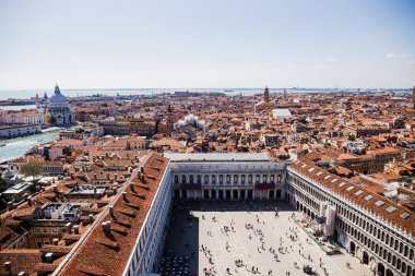 Piazza San Marco 'nun yüksek açılı manzarası ve Venedik, İtalya' daki antik binalar 