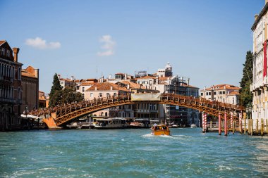 Venedik, İtalya - 24 Eylül 2019: Venedik, İtalya 'da Accademia köprüsü altında yüzen vaporetto 