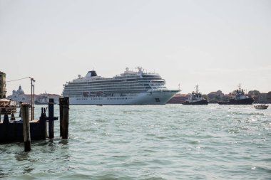 Gemi ve gemiler Venedik, İtalya 'da nehirde yüzüyor. 
