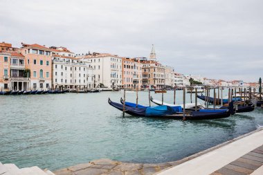 Venedik, İtalya 'da gondolları ve antik binaları olan bir kanal. 