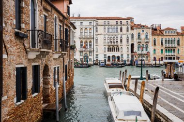 Venedik, İtalya - 24 Eylül 2019: Venedik, İtalya 'da motorlu tekneler ve antik binalarla kanal 