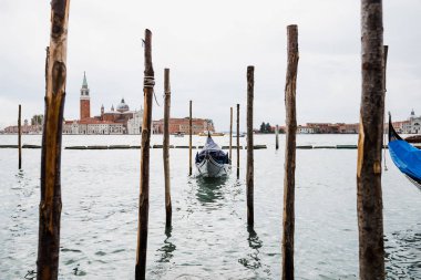 Venedik, İtalya 'da San Giorgio Maggiore adası ve nehirde yüzen gondol 