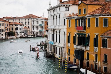 Kanalda yüzen buharlar İtalya, Venedik 'te antik binalar taşır. 