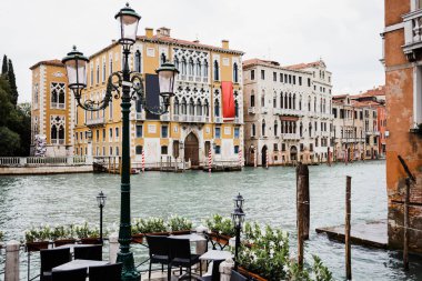 Venedik, İtalya 'da kanal ve antik binaları gören bir açık kafe. 