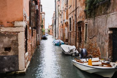 Kanal, İtalya, Venedik 'teki eski binaların yakınındaki motorlu tekneler. 
