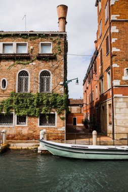 Venedik, İtalya 'da kanal, motorlu tekne ve antik binalar 