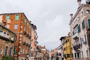 Venedik, İtalya 'da bitkileri olan eski ve renkli binalar 