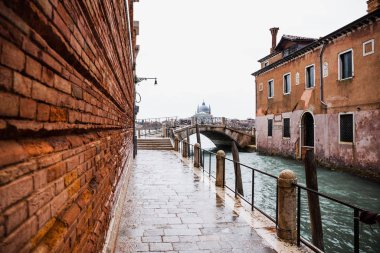 İtalya, Venedik 'te kanal ve antik bina boyunca uzanan yol 