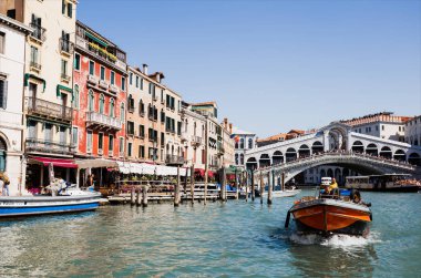Venedik, İtalya - 24 Eylül 2019: Rialto Köprüsü, Venedik, İtalya 'da yüzen antik binalar ve motorlu tekne 