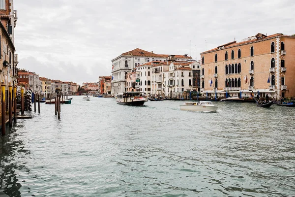 Benátky Itálie Září 2019 Motorové Čluny Turisty Plovoucí Velkém Kanálu — Stock fotografie