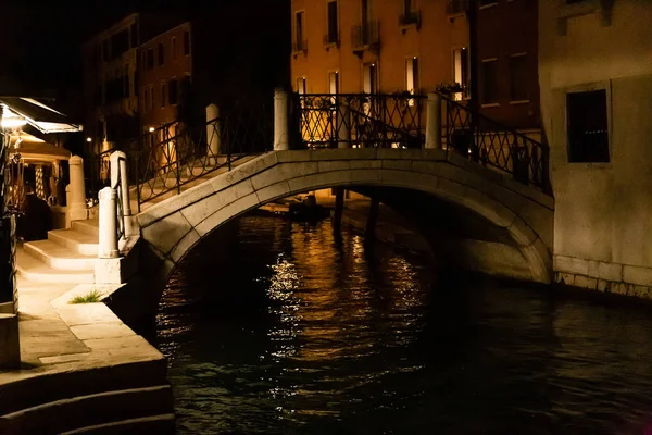 Híd Csatorna Felett Ókori Épületek Közelében Éjjel Velencében Olaszországban — Stock Fotó