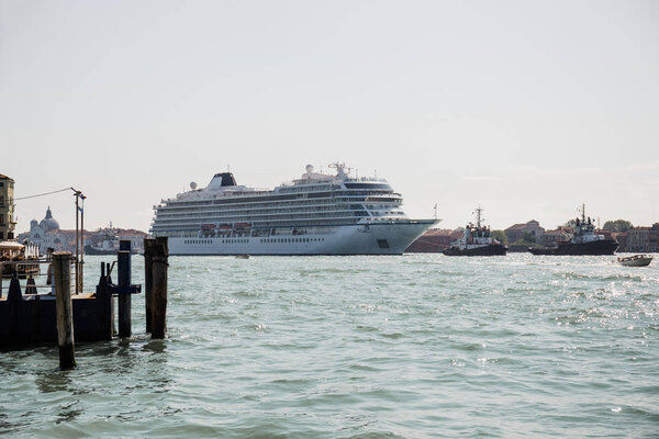 Круизный лайнер и корабли плывут по реке в Венеции, Италия
 