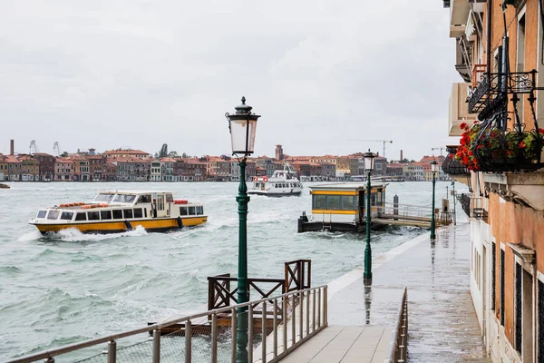 Venedik Talya Daki Antik Binaların Yakınında Nehirde Yüzen Buharlar — Stok fotoğraf