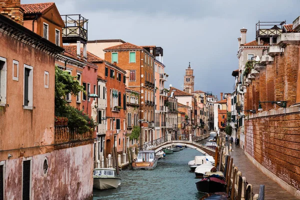 Híd Csatorna Felett Motorcsónakok Ókori Épületek Velencében Olaszországban — Stock Fotó