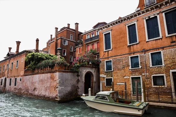 Canal Barco Motor Edificios Antiguos Venecia Italia — Foto de Stock