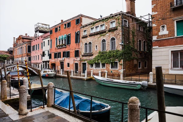 Canale Barche Motore Edifici Antichi Venezia — Foto Stock