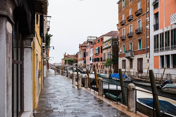 Kanal Motorbåtar Och Antika Byggnader Venedig Italien — Stockfoto