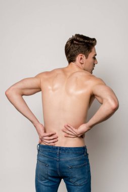 Gri renkte sırt ağrısı olan bir adamın arka planı