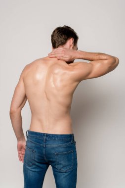 Gri boynu ağrıyan bir adamın arka plan görüntüsü