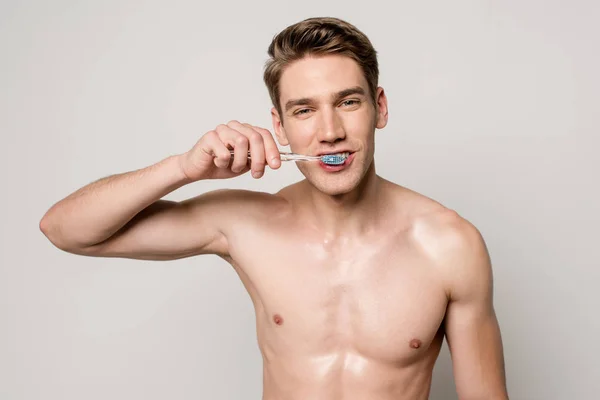 Sexy Hombre Con Torso Desnudo Sosteniendo Cepillo Dientes Aislado Gris —  Fotos de Stock