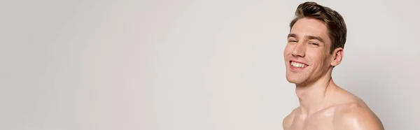 Усміхнений Сексуальний Чоловік Язовим Торсом Ізольований Сірому Панорамний Постріл — стокове фото