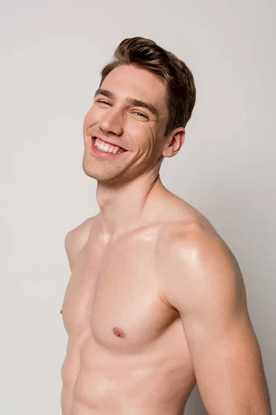 Homme Sexy Souriant Avec Torse Musculaire Isolé Sur Gris — Photo