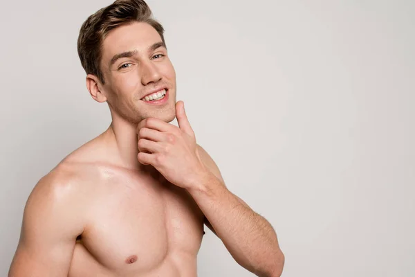 Sonriente Hombre Sexy Con Torso Muscular Tocando Barbilla Aislado Gris —  Fotos de Stock