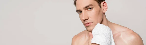 Homme Sexy Avec Torse Musculaire Tenant Serviette Coton Isolé Sur — Photo