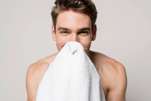 Sorrindo Homem Sexy Com Torso Muscular Segurando Toalha Algodão Frente — Fotografia de Stock