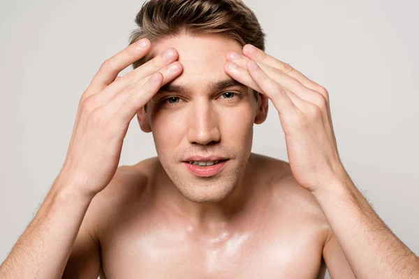 Sexy Man Met Gespierde Romp Perfecte Huid Aanraken Gezicht Geïsoleerd — Stockfoto