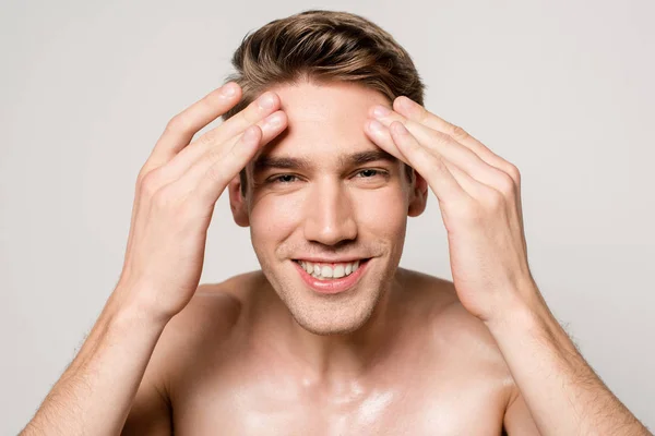 Sorrindo Homem Sexy Com Torso Muscular Pele Perfeita Tocando Rosto — Fotografia de Stock