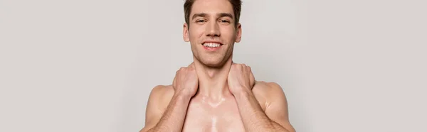 Sonriente Sexy Hombre Con Torso Muscular Posando Aislado Gris Tiro — Foto de Stock