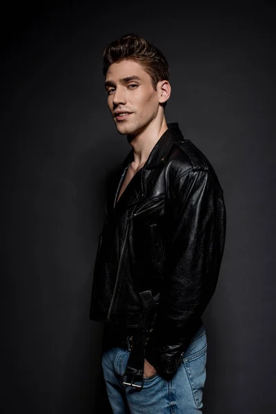 Вид Сбоку Красивого Сексуального Молодого Человека Байкерской Куртке Черном Фоне — стоковое фото