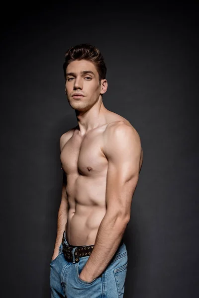 Sexy Jovem Homem Com Muscular Torso Posando Com Mãos Bolsos — Fotografia de Stock