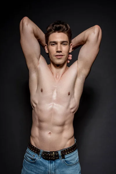 Sexy Jovem Homem Com Muscular Torso Posando Fundo Preto — Fotografia de Stock