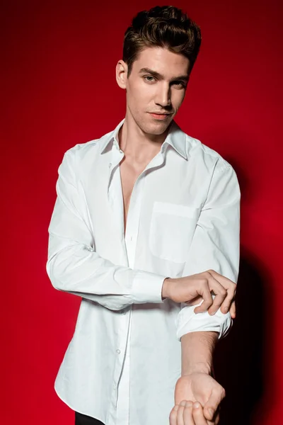 Sexy Tânăr Bărbat Elegant Cămașă Unbuttoned Rulare Mâneci Fundal Roșu — Fotografie, imagine de stoc