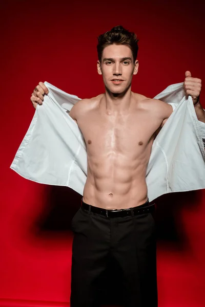 Sexig Ung Elegant Man Uppknäppt Skjorta Med Muskulös Bar Överkropp — Stockfoto