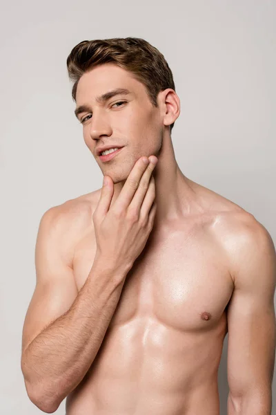 Sexy Mann Mit Muskulösem Oberkörper Berührt Haut Isoliert Auf Grau — Stockfoto