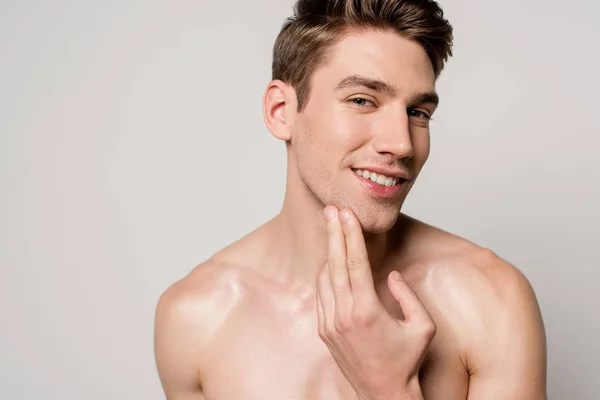 Χαμογελαστός Σέξι Άντρας Μυϊκό Κορμό Που Αγγίζει Δέρμα Απομονωμένο Γκρι — Φωτογραφία Αρχείου