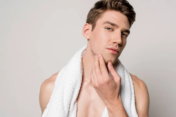 Leende Sexig Ung Naken Man Med Bomull Handduk Röra Ansiktet — Stockfoto