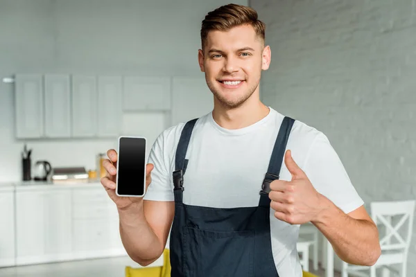 Instalador Feliz Celebración Teléfono Inteligente Con Pantalla Blanco Mostrando Pulgar —  Fotos de Stock